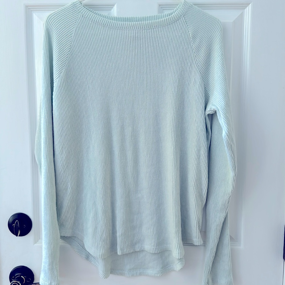 Super soft L/S light wgt ribbed shirt. EUC no rips tears stains. Lite mint color